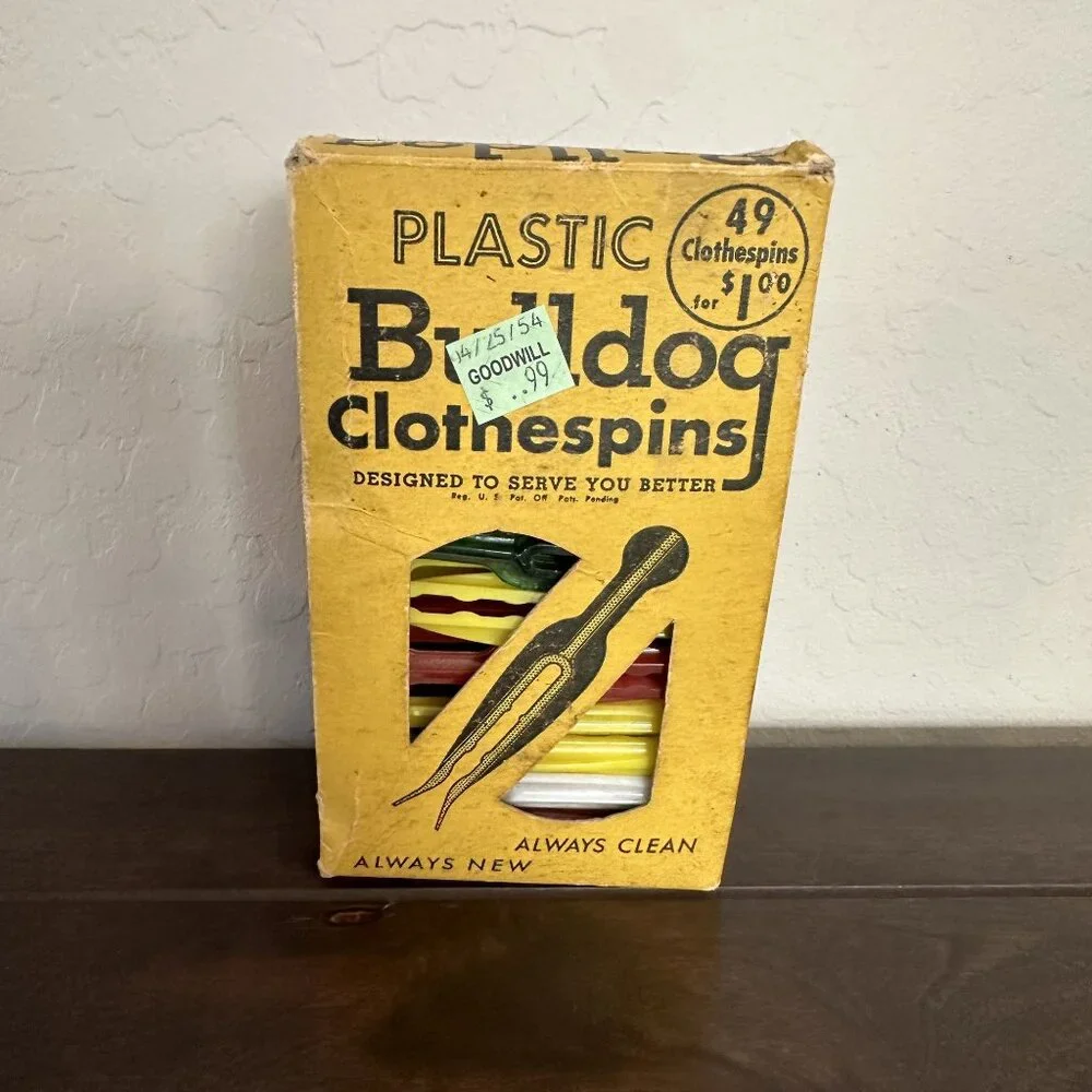 Vintage Bulldog Clothes Laundry Pins Hard Plastic 49 Pcs 1950s Assorted Colors - Picture 4 of 12